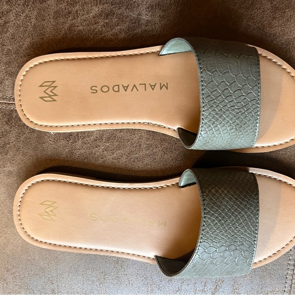 Malvados olive green flats - women’s - sm 9/10 - crocodile texture - Picture 3 of 7